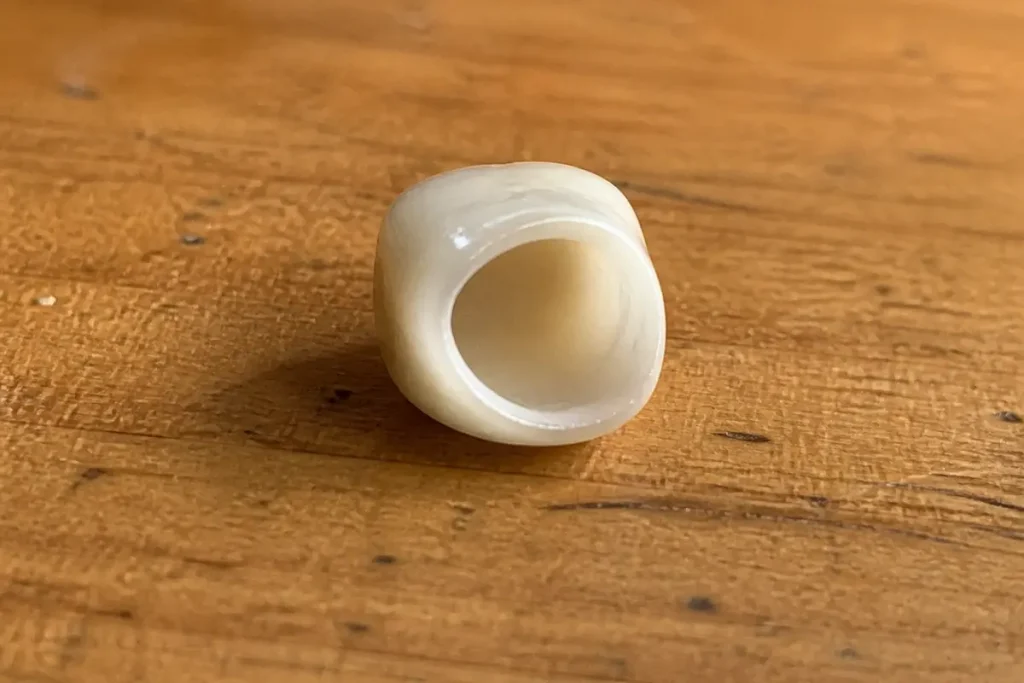 Vue rapprochée d'une bague dentaire céramique sur une table en bois