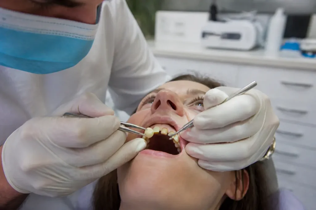 Dentiste examinant couronne des dents en gros plan dans clinique dentaire moderne
