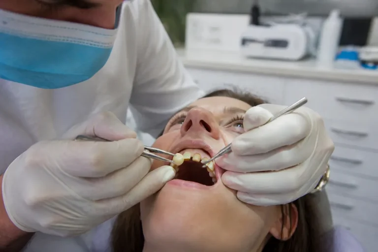 Dentiste examinant couronne des dents en gros plan dans clinique dentaire moderne