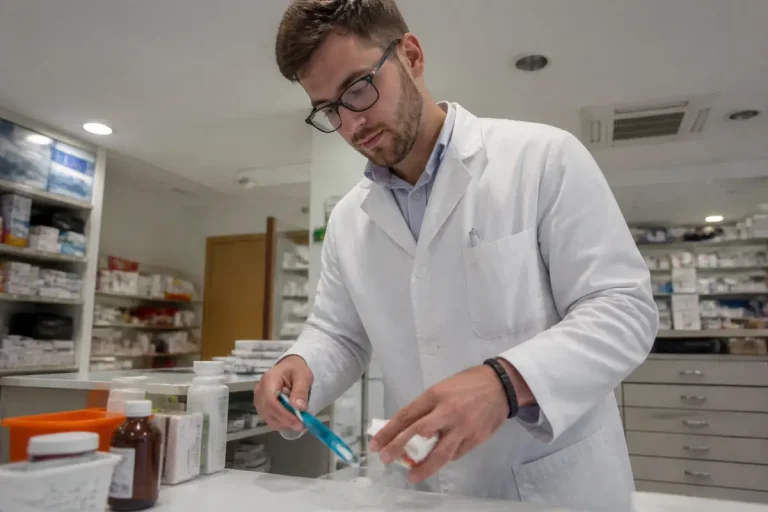 Pharmacien préparant des médicaments, dr en pharmacie, en blouse blanche dans une pharmacie moderne