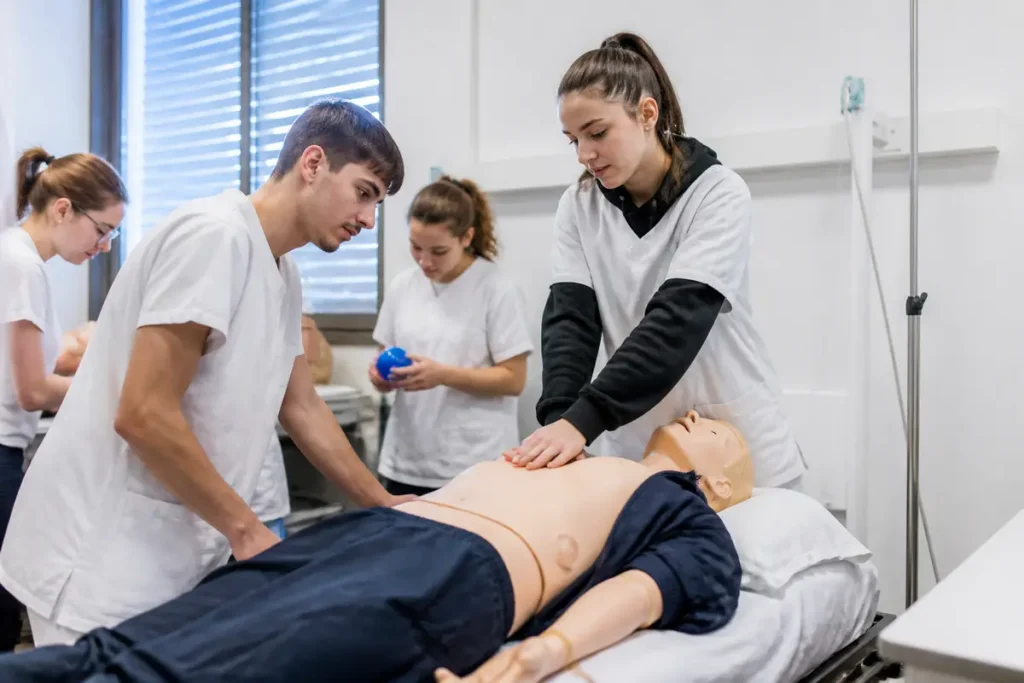 Étudiants en pratique de réanimation à la faculté de médecine de Clermont-Ferrand