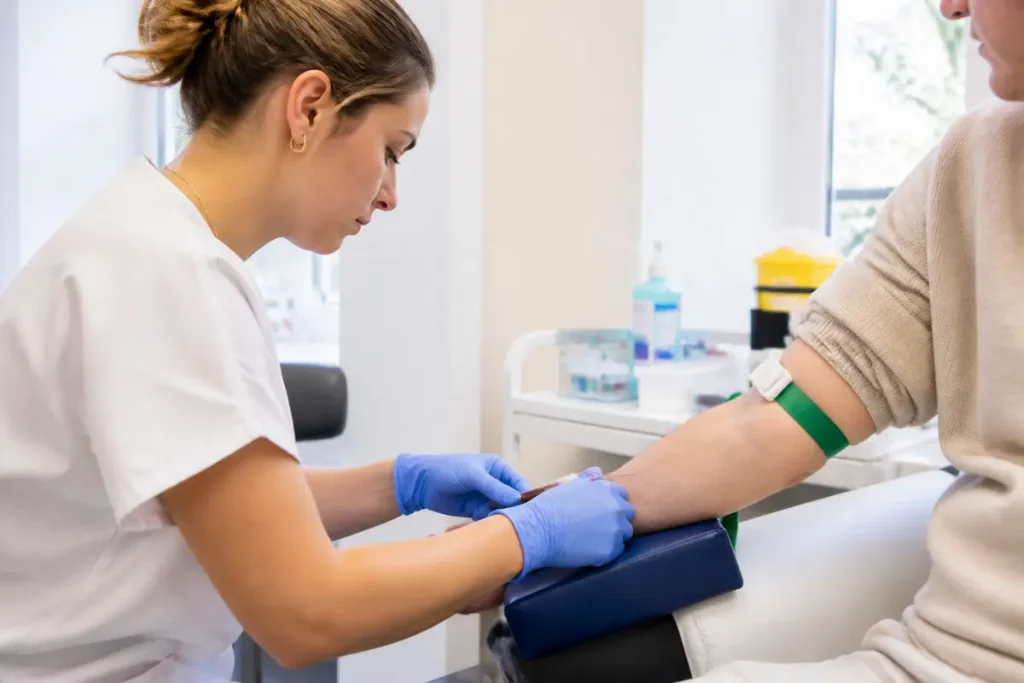 Infirmière effectuant une prise de sang TSH à jeun dans un cabinet médical moderne
