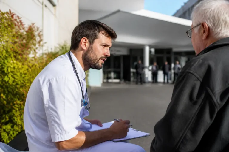 Médecin discutant avec un patient à l'extérieur, associé à SOS Médecin de Cronenbourg
