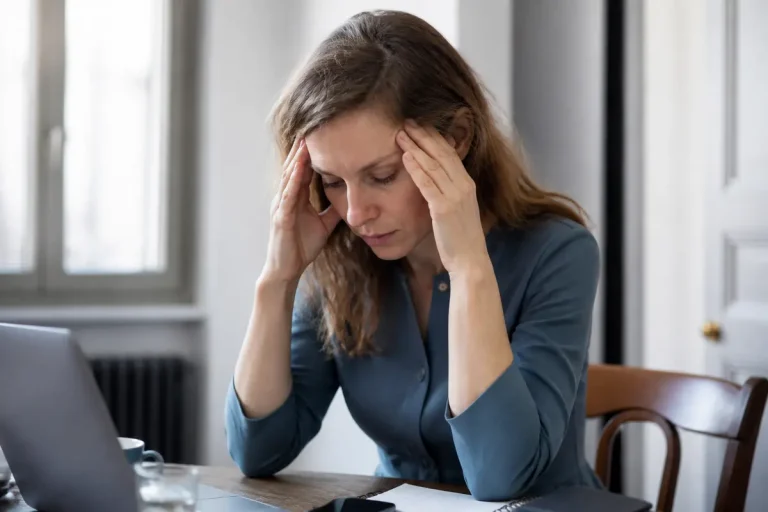 Femme stressée préoccupée symptomatique d'un excès de fer dans le sang